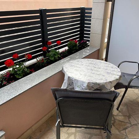 Villa Cavar, Apartments Close To The Beach Makarska Room photo